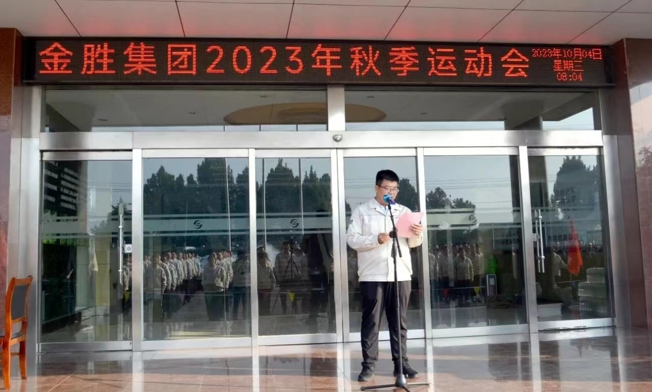 賽前，四支參賽隊(duì)伍兩兩一組進(jìn)行了拉歌比賽，激情2.png
