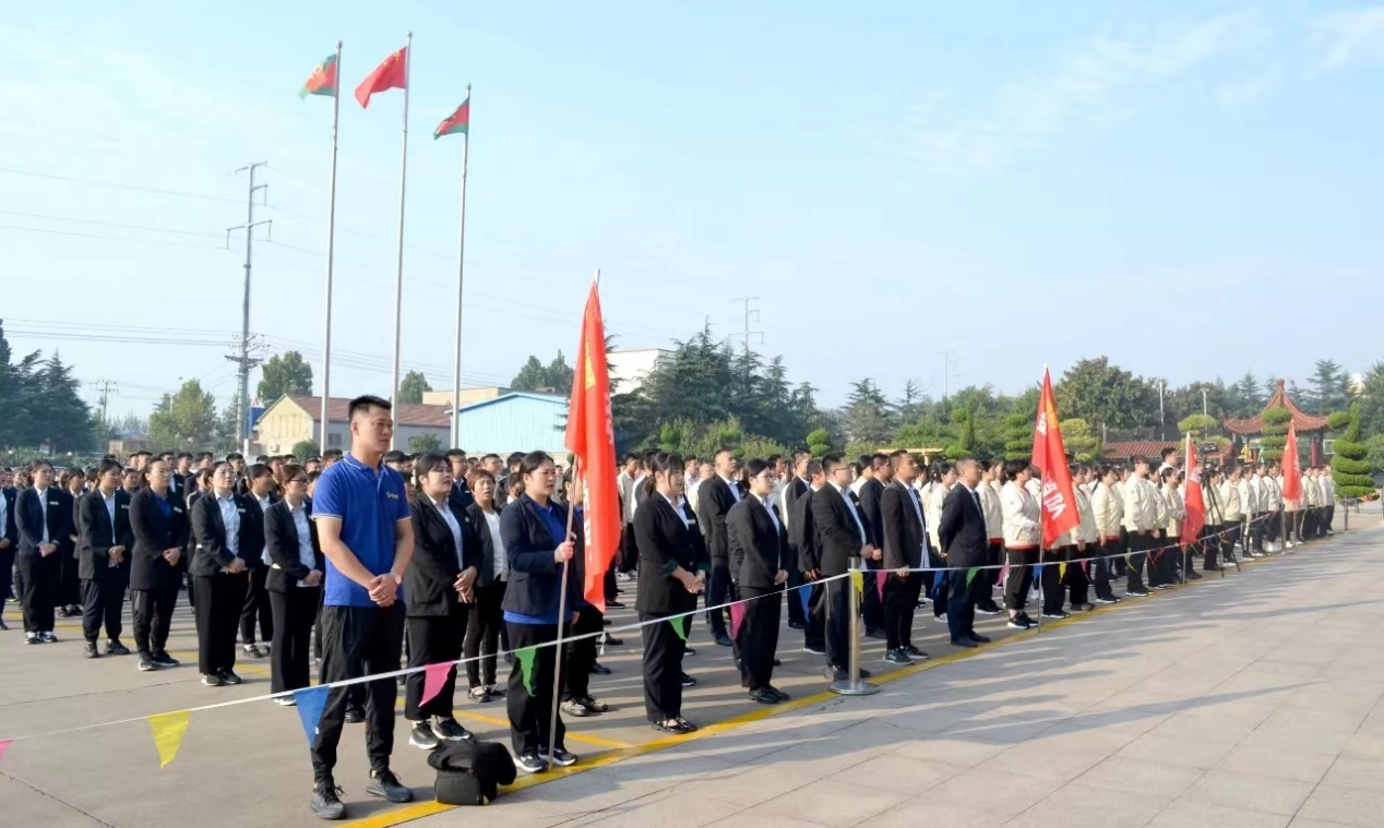 賽前，四支參賽隊(duì)伍兩兩一組進(jìn)行了拉歌比賽，激情1.png